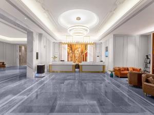 The lobby or reception area at Vienna International Hotel Linqu Wanda Plaza