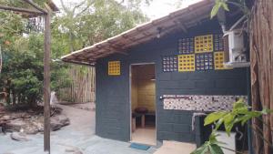 a blue building with a door in a yard at Complexo Halley in Lençóis