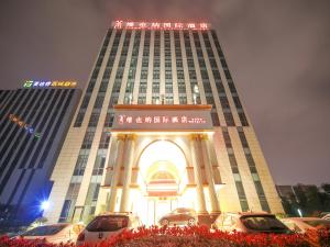 wysoki budynek z samochodami zaparkowanymi przed nim w obiekcie Vienna International Hotel Shanghai Hongqiao Airport Convention and Exhibition Center Huaxu Highway w mieście Qingpu