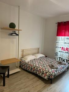 ローマにあるMurena Apartments & roomsのベッドルーム1室(ベッド1台、テーブル、窓付)