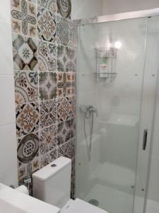 uma casa de banho com um chuveiro e um WC branco em Ninho do Melro II - Turismo Rural Bragança em Brangança