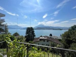 una vista de un cuerpo de agua con una casa en Charming house with a lake view, en Lucerna