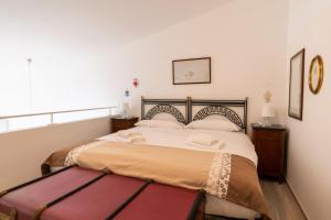 een slaapkamer met een groot bed en een raam bij Casa Mameli by Wonderful Italy in Conversano