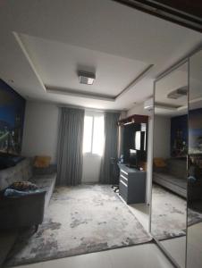 Ótimo quarto, requinte. في ريو دو سول: غرفة معيشة مع أريكة ونافذة