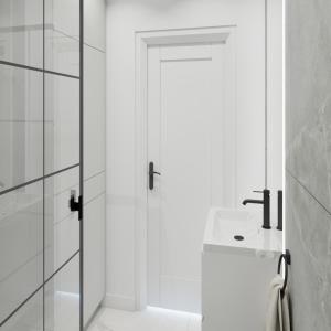 een witte badkamer met een douche en een wastafel bij Apartamenty Noworudzki Raj „Słupiec” in Nowa Ruda