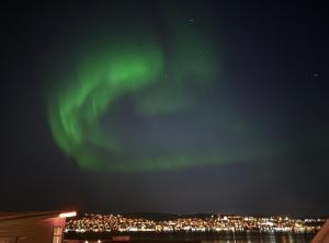un'immagine dell'aurora boreale nel cielo di Polar Cozy Apartment - Free parking a Tromsø