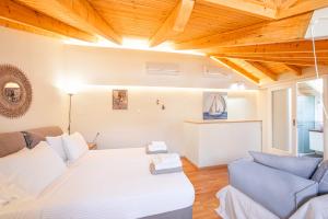 - un salon avec un grand lit et un canapé dans l'établissement The Dreamy Loft Corfu, à Corfou