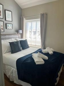 En eller flere senge i et værelse på Isfryn, holiday home in Aberdyfi