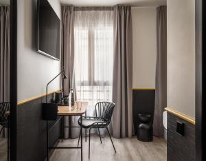 BYPILLOW Crosstown في مدريد: غرفة مع طاولة وكراسي ونافذة