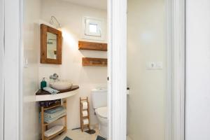 un baño con inodoro y lavabo en Varadero Beach Penthouse, en Los Caños de Meca 14 fotos más