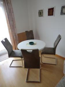 a white table and chairs in a room at Appartementhof Fastnacht am See in Leuengarten