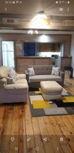 una sala de estar con 2 sofás y una alfombra en CASTLE-VIEW, en Castlerock