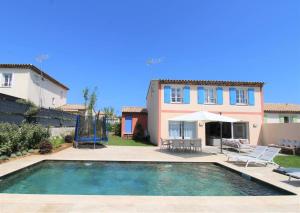 Bazén v ubytování GRIDELAIDE 32 - Golfe de Saint-Tropez - Villa T5 avec piscine privée à 300 m de la mer nebo v jeho okolí