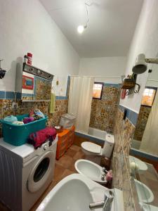 un baño con inodoro y lavabo en Casa en Alcazaba, en Almería 23 fotos más
