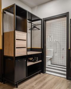une salle de bain avec douche et toilettes dans l'établissement BYPILLOW Crosstown, à Madrid 72 autres photos