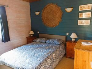- une chambre avec un lit et un mur bleu dans l'établissement GASPRO16 - Golfe de Saint-Tropez - Chalet californien climatisé, à Gassin