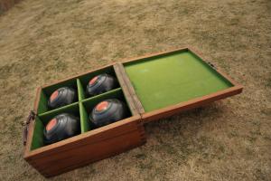 een houten doos gevuld met ballen zittend op het gras bij Melton Wold Guest Farm in Meltonwold