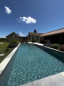 Saint-Amand-de-Coly的住宿－Un grand Paradis dans le Périgord，一座房子的院子内的游泳池