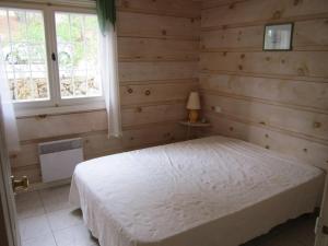 1 dormitorio con cama blanca y ventana en GASMED41 Golfe de Saint-Tropez - Chalet californien 3 chambres pour 8 personnes en Gassin