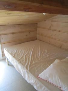 una cama vacía en una habitación con una pared de madera en GASMED41 Golfe de Saint-Tropez - Chalet californien 3 chambres pour 8 personnes en Gassin