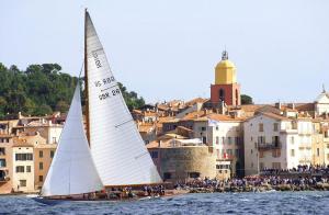 un grupo de personas en un velero en el agua en GASMED41 Golfe de Saint-Tropez - Chalet californien 3 chambres pour 8 personnes en Gassin