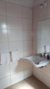 盧漢德庫約的住宿－POSADA DE LA LUNA，白色的浴室设有水槽和镜子