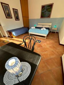uma sala de estar com duas camas e uma mesa em Angel's Home em Sorrento