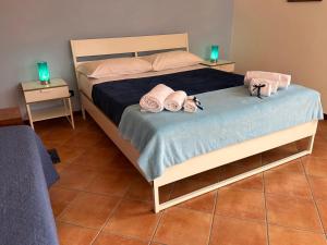 um quarto com uma cama com toalhas em Angel's Home em Sorrento