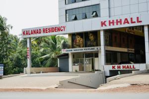 ein Gebäude mit einem Schild, das die Khalili-Residenz liest in der Unterkunft Kalanad Residency in Kalanādu