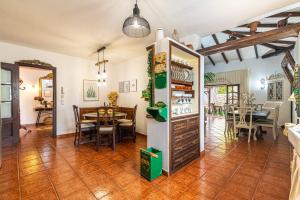 uma cozinha e sala de jantar com uma mesa e um frigorífico em Villa Aurora with Heated Pool em La Cisnera