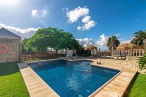 uma piscina num quintal ao lado de uma casa em Villa Aurora with Heated Pool em La Cisnera