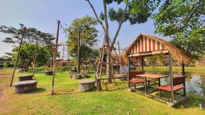 Zahrada ubytování บ้านนกฮูก อิงสายชล + 26 fotografií