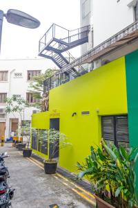 un edificio giallo e verde su una strada di Bluewaters Pods 11 North Canal Road a Singapore