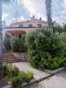 ein Haus mit Treppen und Büschen davor in der Unterkunft villa modica casteltermini in Casteltermini