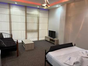 KENT hotel & Restaurant KENT beach的电视和/或娱乐中心