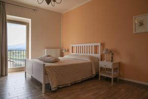1 dormitorio con cama y ventana grande en Agriturismo Villa Luisa, en Apice