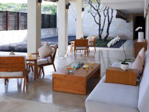 Posezení v ubytování The Bale Nusa Dua by LifestyleRetreats