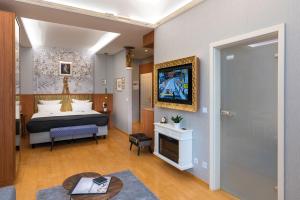 ein Hotelzimmer mit einem Bett und einem TV in der Unterkunft Hotel Kleiner Riesen in Koblenz