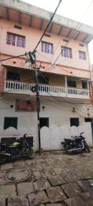 due moto parcheggiate di fronte a un edificio di Sri Viswanatham Guest House a Varanasi