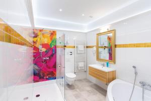 een badkamer met een douche, een toilet en een wastafel bij Hotel Kleiner Riesen in Koblenz