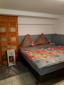 un letto in una camera con visiera da letto e fiori di Eulennest a Elten
