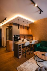 una cucina e un soggiorno con tavolo e sedie di 3N Royal Mountain a Divčibare