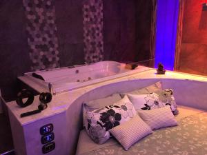 Postel nebo postele na pokoji v ubytování Assisi Luxury SPA Suite