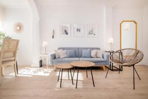 - un salon avec un canapé bleu et une table dans l'établissement Marbella center Casals, à Marbella