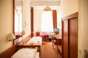 TV a/nebo společenská místnost v ubytování Hotel Schöneberg