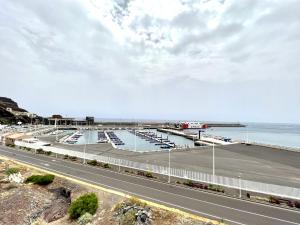 vistas a un puerto deportivo con barcos en el agua en Atico de 2 dormitorios con vista al Mar, a 100 m de playa, en Puerto de la Estaca