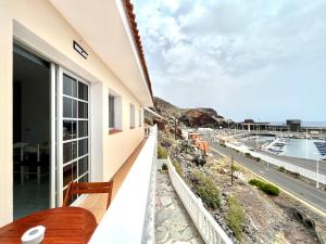 balcón con mesa y vistas al océano en Atico de 2 dormitorios con vista al Mar, a 100 m de playa, en Puerto de la Estaca