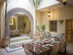 Restoran või mõni muu söögikoht majutusasutuses Magnifique Riad Privatif Kasbah