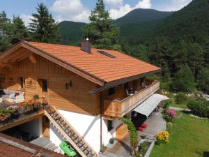 an overhead view of a house with a roof at Ferienwohnung Tegernsee,Fam Schneider, Kreuth-Grüneck in Kreuth