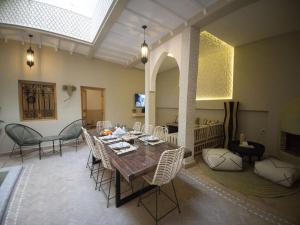 uma sala de jantar com mesa e cadeiras em Magnifique Riad Privatif Kasbah em Marrakech